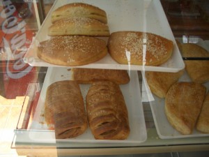 ギリシャのパン屋さんで売られているピタの数々。