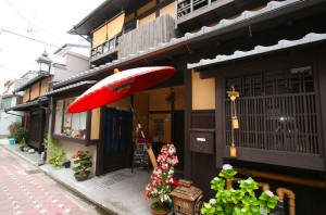 A nice photo of a Kyoto Ryokan front